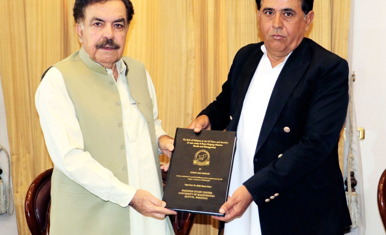 گورنر بلوچستان پی ایچ ڈی کی ڈگری دیتے ہوئے۔