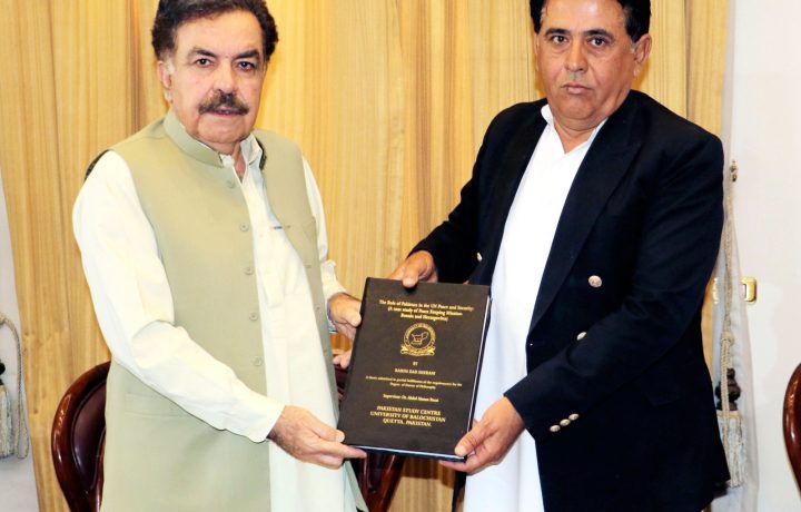 گورنر بلوچستان پی ایچ ڈی کی ڈگری دیتے ہوئے۔